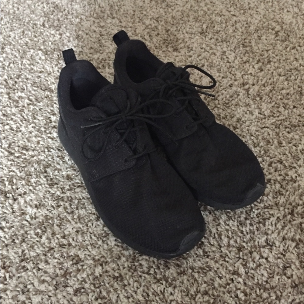 Size 7.5 Nike all Black Roshe’s